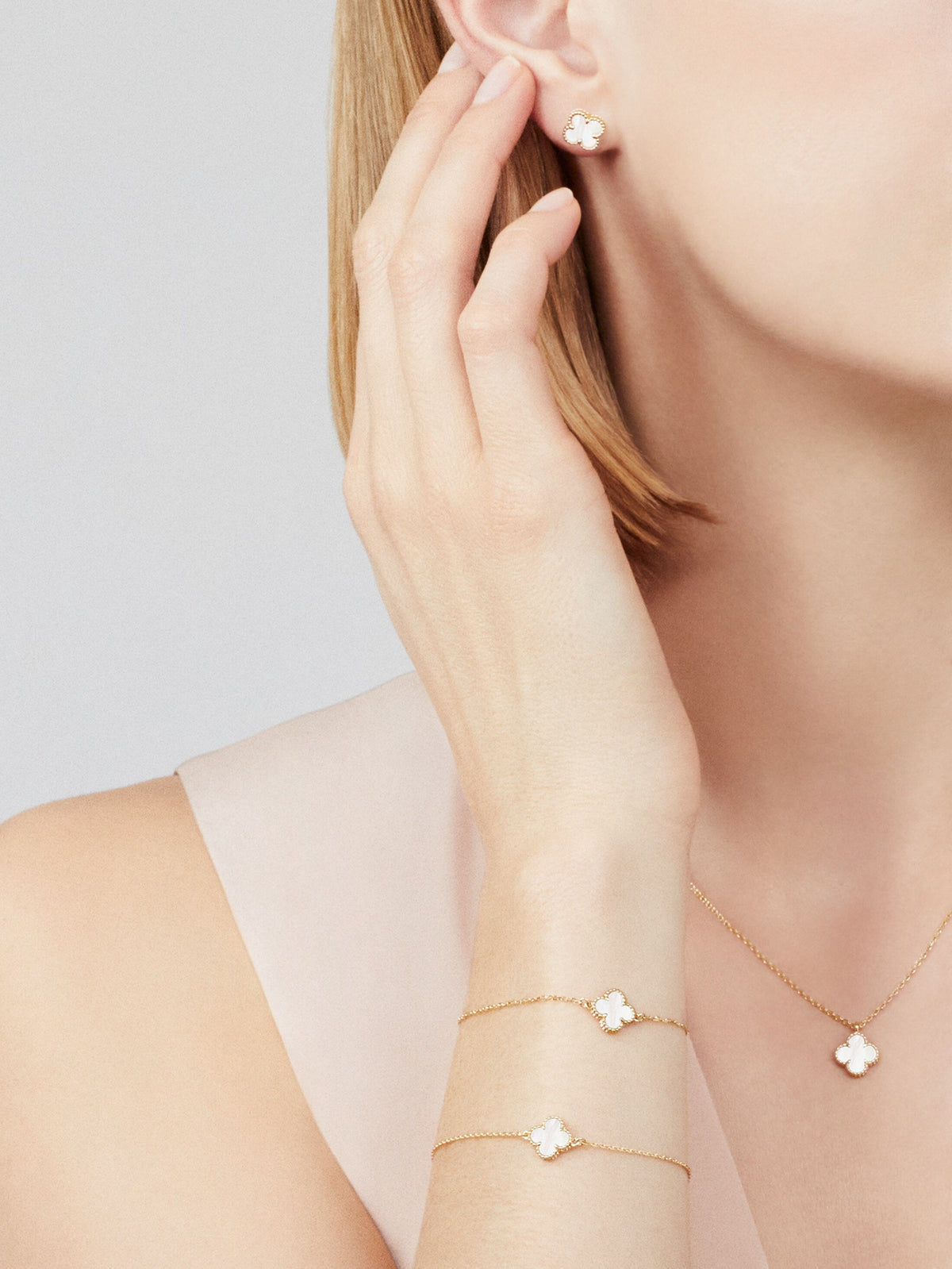 LUXE Reworked Sweet Alhambra pendant,18K yellow gold, Mother-of-pearl-Buy 1 Get 1 Free
